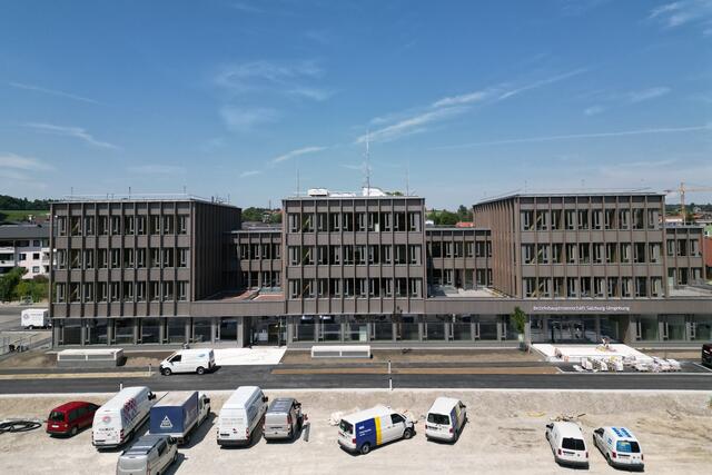 Das neue Verwaltungsgebäude im Flachgau aus der Vogelperspektive. | Foto: Land Salzburg/Franz Schwaighofer