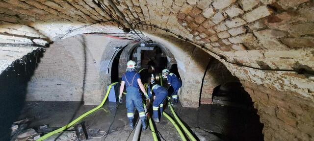 Ein Wasserrohrbruch flutete den Kellerraum. | Foto: FF Kierling