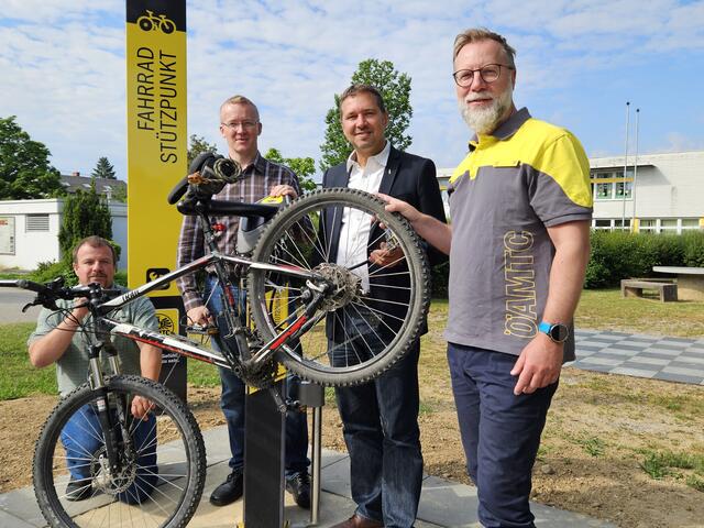 Bürgermeister Markus Hofko (Zweiter von rechts) beim Lokalaugenschein beim neuen Fahrradstützpunkt. | Foto: Gemeinde Pasching