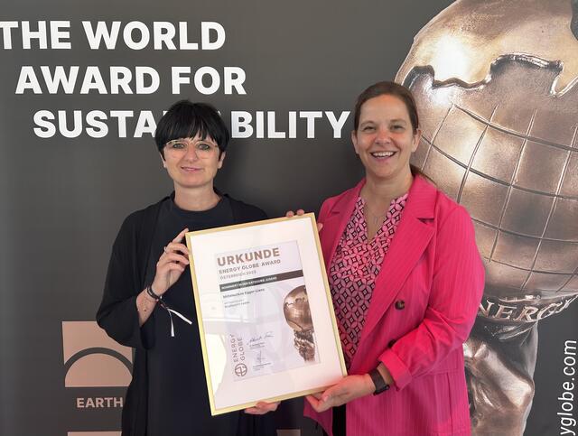 Projektleitern Michaela Steiner (r.) und Direktorin Gabriele Schwab nahmen im feierlichen Rahmen die Nominierungsurkunde in Empfang und waren stolz auf die Leistungen der Schülerinnen und Schüler.  | Foto: Energy Globe
