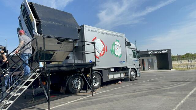 Mit dem Überschlags-Simulator aus Deutschland konnte man am eigenen Laib spüren, wie sich ein Unfall im Schwerfahrzeug anfühlt. | Foto: Alexander Paulus