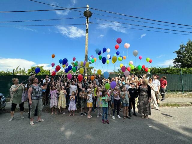  Zur Feier des Tages ließen die Kids Luftballone in die Luft steigen.  | Foto: MARTINA CHRIST