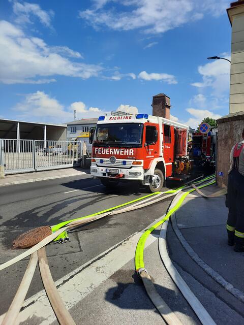 Mit Wasserpumpen wurde der Kellerraum entleert. | Foto: FF Kierling