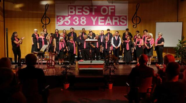Unter dem Titel "BEST OF (35) 38 YEARS" gab das Ensemble einen musikalischen Querschnitt der letzten Jahre zum Besten.  | Foto: conchordare
