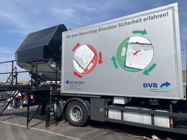 Der Überschlags-Simulator kam extra aus Deutschland. Im September geht die ASFINAG damit auf Österreich-Tour. | Foto: Alexander Paulus