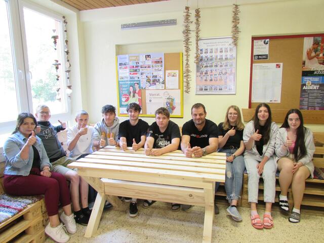 Der neue, selbstgemachte Tisch eignet sich gut zum Zusammensitzen. 