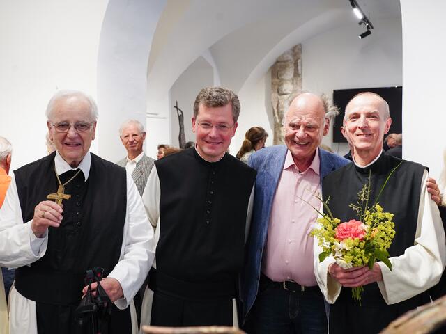 Altabt Gregor, Pater Prior Johannes Paul, Herr Bauer, und Künstler Pater Raphael,  | Foto: Elisabeth Fürst