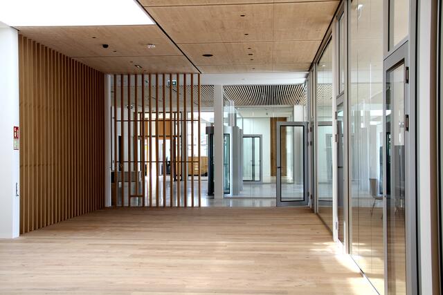 Blick auf das neue, große und offene Bürgerservice. | Foto: Land Salzburg/Melanie Hutter