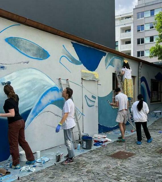 In wenigen Tagen zauberten Brigittenauer Schülerinnen und Schüler ein Graffiti auf die Wände der Donauausstellung.
 | Foto: Bezirksmuseum Brigittenau