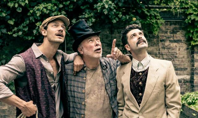 Die drei Handwerksgesellen Knieriem, Zwirn und Leim ziehen das große Los und gewinnen in der Lotterie. Ihrem Glück steht scheinbar nichts mehr im Wege. Wäre da nicht eine Wette zwischen Lumpazivagabundus, dem Beschützer aller Gauner und Trinker, und der Glücksfee Fortuna. | Foto: Werner Brix