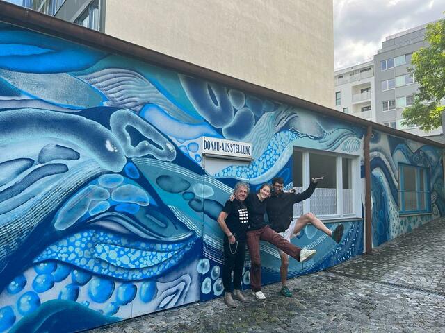 Die Donaustellung im Brigitternauer Bezirksmusem erhielt ein neues Aussehen. Bei der Graffitit-Aktion von Schülern war auch Museumsleiter Richard Felsleitern (l). mit dabei. 
 | Foto: Bezirksmuseum Brigittenau