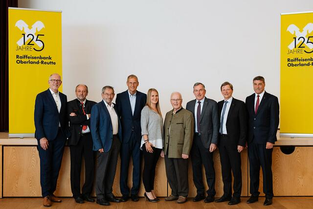 Feierten Jubiläum v.l.: Reinhard Mayr, Josef Preuss, Karl Gratl, Johannes Gomig, Marissa Gruber, Raimund Zotz, Hermann Kuenz, Wolfgang Hechenberger und Wolfgang Moosbrugger.
 | Foto: Lisa Immler Photography