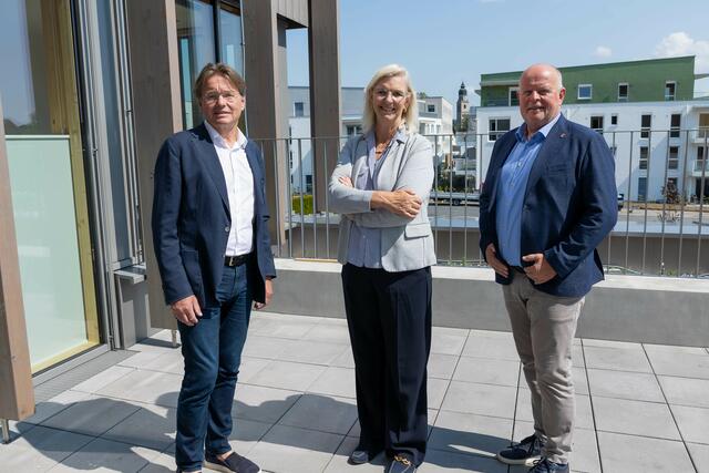 Projektleiter Heinrich Pölsler, Bezirkshauptfrau Karin Gföllner und der Seekirchner Bürgermeister Konrad Pieringer schauen sich das neue Verwaltungsgebäude an.  | Foto: Land Salzburg/Neumayr/Hofer