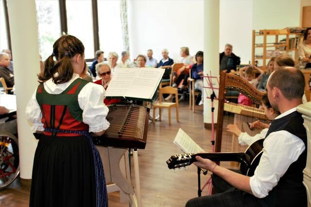 Annaheim / Matrei a. Brenner. Die PflegeheimbewohnerInnen genossen die musikalische Unterhaltung. | Foto: © Arche Tirol