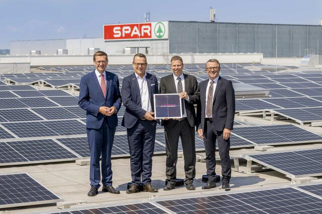 Eine der größten Photovoltaikanlagen des Landes auf einem Dach wurde am Spar-Zentrallager in Wels in Betrieb genommen. Mit vor Ort: Jakob Leitner, Geschäftsführer der Spar-Zentrale Marchtrenk, Bernhard Thallinger, Logistikleiter des Spar-Zentrallagers Wels, Christian Mayer, Geschäftsführer G. Klampfer Elektroanlagen GmbH, und Markus Achleitner, Wirtschafts- und Energie-Landesrat. (v. r.). | Foto: Spar