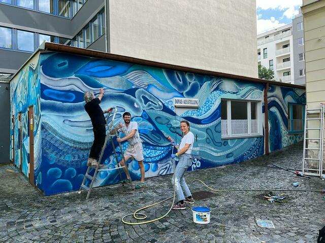 Gemeinsam mit Brigittenauer Schülerinnen und Schülern wurde ein Graffiti auf das Gebäude der Donauausstellung gezaubert.  | Foto: Bezirksmuseum Brigittenau