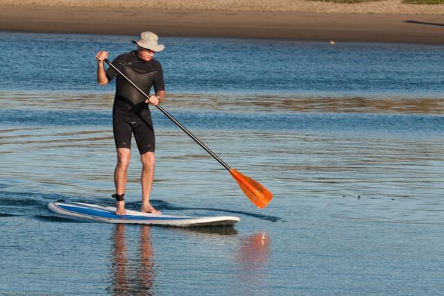 Eine von vielen sportlichen Freizeitmöglichkeiten in Klosterneuburg ist beispielsweise das Stand Up Paddling im Strandbad. | Foto: Michael Baird