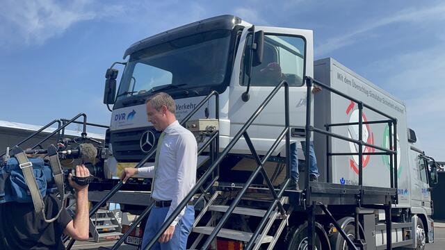 Asfinag-Vorstand Hartwig Hufnagl überzeugte sich selbst von den enormen Kräften, die auf den Körper wirken. | Foto: Alexander Paulus