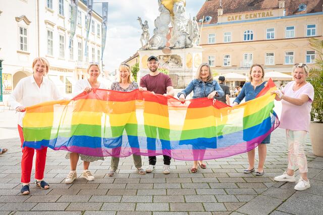 Die Grünen, SPÖ und NEOS in Baden haben – im offiziellen Pride Month – ein (hoffentlich nachhaltiges) Zeichen der Toleranz gesetzt. Helga Krismer, Martina Nouira-Weissenböck, Andrea Kinzer, Stefan Eitler, Gertraud Auinger-Oberzaucher, Sabine Macha und Maria Wieser. | Foto: Christian Dusek