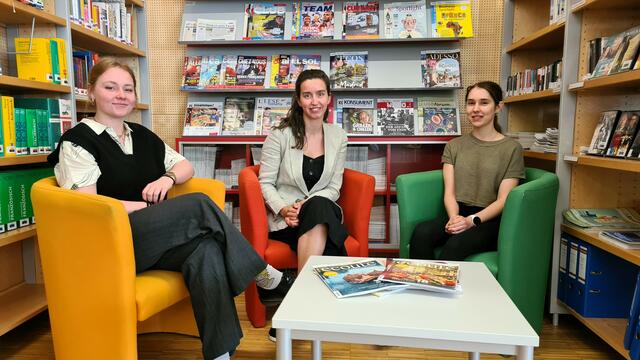 Hervorragende Leistungen der Landecker HLW-Schülerinnen: Sarah Egger-Gassner (li.) und Elena Hackl (re.) mit Französischlehrerin Sarah Pechtl. | Foto: HLW Landeck