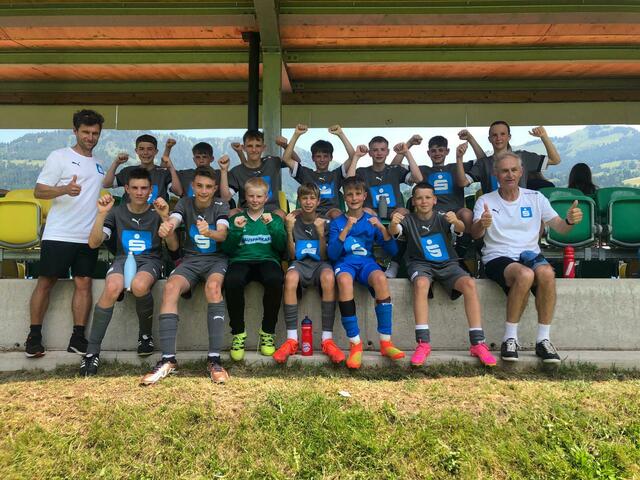Jubel über den Finaleinzug - am Ende wurde es der hervorragende 2. Platz: vorne: Prof. Marc Kerschbaumer, Samuel Weinzettl, Alexander Koller, Matteo Archan, Liam Jandl, Michael Böhm, Orlando Varga, Prof. Aublinger
hinten: Tim Gradwohl, Felix Kerschbaumer, Raphael Halper (c), Daniel Janitsch, Manuel Bruckner, Nino Horvath, Mia Wehofer | Foto: GYM Oberschützen
