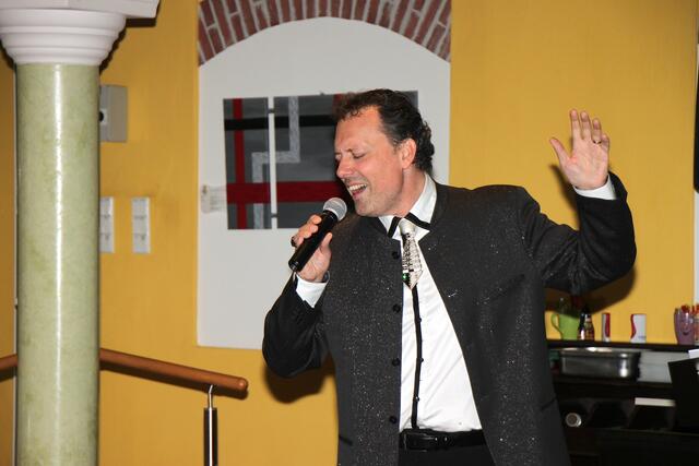 Auch Stimmwunder Wolf Frank lässt es sich nicht nehmen, beim Medilinger Tor sein Können unter Beweis zu stellen. | Foto: Frank