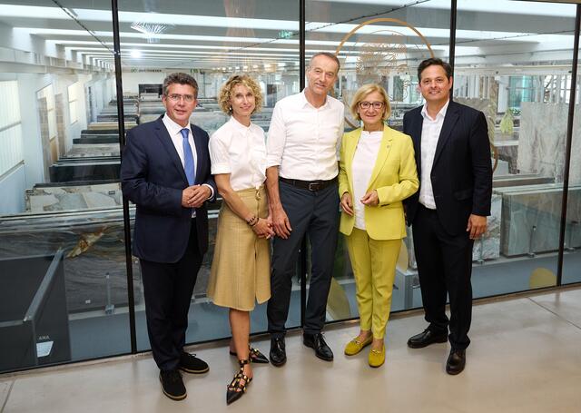 Beim ersten Business Talk in Tulln: Bürgermeister Peter Eisenschenk, die Gastgeber Kristina und Manfred Breitwieser, Landeshauptfrau Johanna Mikl-Leitner und Wirtschaftsstadtrat Lucas Sobotka. | Foto: NLK Pfeiffer