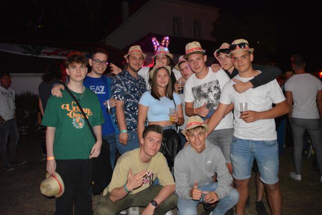 Nach zweijähriger Pause wurde 2022 wieder so richtig gefeiert. Auch heuer wird die Beachparty in Schützen wieder zum Spektakel.  | Foto: Jennifer Flechl/Archiv