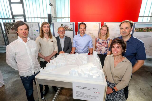 Neuer  neuen Bildungscampus für den Nordwestbahnhof: Vizebürgermeister Christoph Wiederkehr (M.) mit den Verantwortlichen aus dem 20. Bezirk, der ÖBB und den Architekten vor dem Modell.