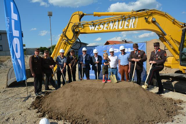 Jungfeuerwehrmann Lorenz Korber gräbt schon mal. Hinter dem Jungen im Bild: BFK OBR Klaus Lugstein, AFK BR Simon Leitner, Arch. DI Christoph Adlhart (Adlhart Architekten), LFK LBD Günter Trinker, Ewald Feichtinger (Baumanagement, EGF Consulting GmbH), Bgm. Peter Altendorfer, Bmstr. DI Bruno Doll (Bauunternehmen Doll GmbH &amp; Co KG), Vzbgm. Christian Altendorfer, OFK OBI Lukas Korber, OFK Stv. BI Franz Keil | Foto: EGF Consulting/Feichtinger