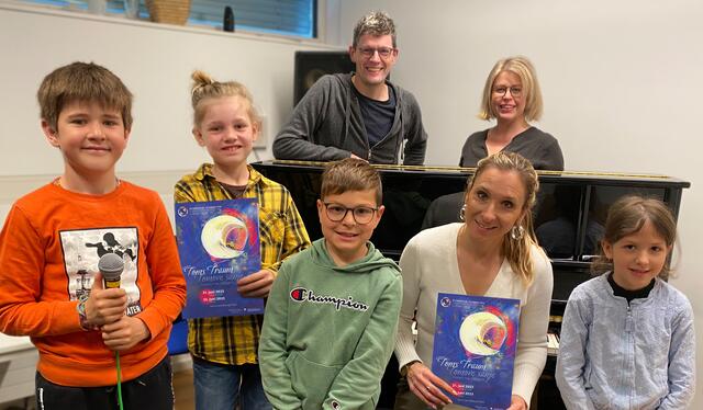 Kinder der Europaschule mit Regisseur Aleksander Tolmaier, Künstlerin Simona Krajger und Vocalcoach Mateja Zwitter | Foto: Europaschule St. Michael ob Bleiburg