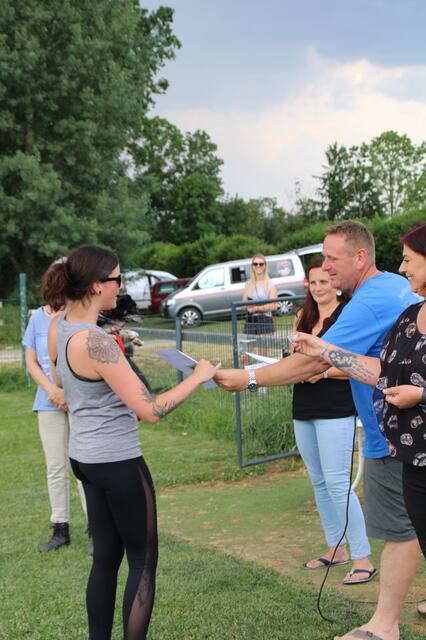Markus Schedina, Obmann des Hundesportvereins in Fischlham und sein Team aus Trainerinnen zeigt sich bei der Übergabe der verdienten Urkunden an die Hundeführerinnen und Hundeführer erfreut. | Foto: Laura Schedina