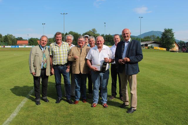 Franz Samhaber feierte Geburtstag und lud ein. Franz Samhaber (dritter v.r.), Obmann Franz Jammernegg (rechts im Bild) und  die Aussussmitglieder der Kamerdschaft auf dem Fußballfeld in Elixhausen. Auch Bürgermeister Michael Prantner gratulierte herzlich. | Foto: Karl W. Edtstadler