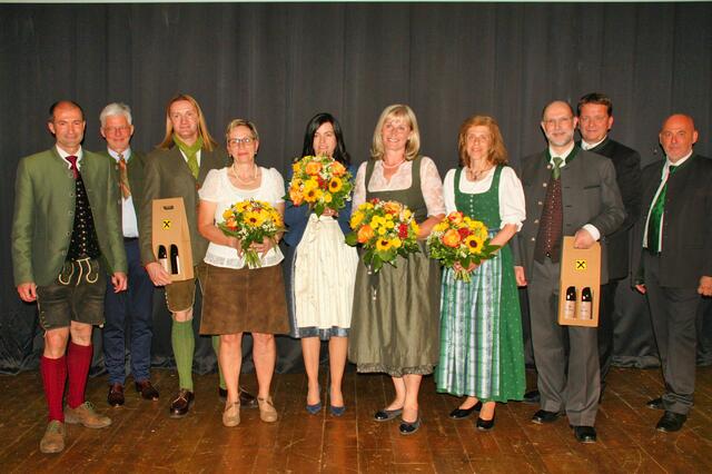 Langjährige Mitarbeiter der Raiffeisenbank Aichfeld wurden geehrt. | Foto: Oblak