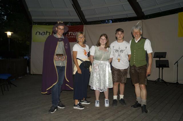 Bohnenkönig Hans-Peter I mit dem Moderatoren-Team Sylvia Riedl, Emely Strobl, Michael Mayrhofer und Thomas Matzer (von links) | Foto: Thomas Matzer