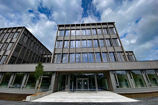 Die neue Bezirkshauptmannschaft Salzburg Umgebung bietet einen schwellenlosen Zugang. | Foto: Land Salzburg/Melanie Hutter