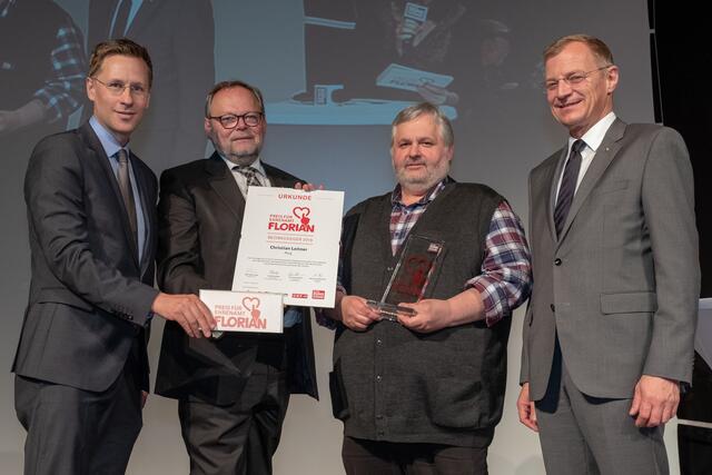 2019 wurde Christian Leitner von der BezirksRundSchau mit dem Ehrenamtspreis "Florian" ausgezeichnet: v. li. Chefredakteur Thomas Winkler, OÖ-Versicherung-Generaldirektor Josef Stockinger, Christian Leitner, Landeshauptmann Thomas Stelzer. | Foto: Alfred Reiter