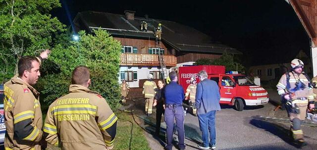 Gestern Abend geriet in Großgmain ein Dachstuhl in Brand. | Foto: FF Großgmain