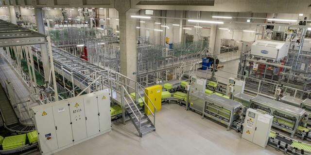 Ein Großteil der eingelagerten Ware wird in Wels mit einem vollautomatischen Kommissioniersystem für den Warentransport vorbereitet. | Foto: Spar