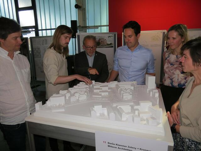 Bildungsstadtrat Christoph Wiederkehr (3.v.r.) lässt sich die Details des neuen Bildungscampus am Nordwestbahnhof erklären. | Foto: Sabine Krammer