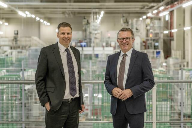 Jakob Leitner, Geschäftsführer der SPAR-Zentrale Marchtrenk, und Bernhard Thallinger, Logistikleiter des SPAR-Zentrallagers Wels, im erweiterten SPAR-Zentrallager in Wels. (v. r.) | Foto: Spar