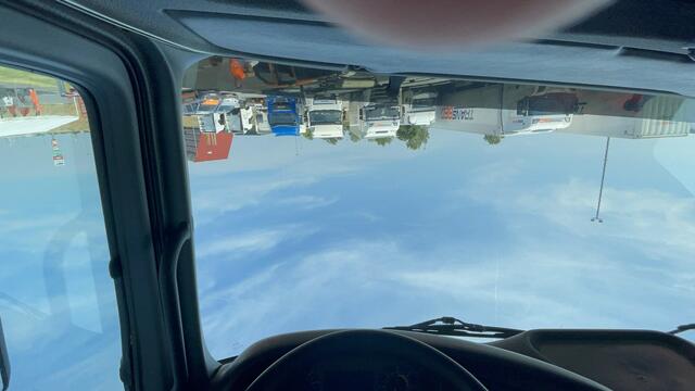 Das Bild steht nicht auf dem Kopf, der Redakteur im Überschlagssimulator schon. | Foto: Alexander Paulus