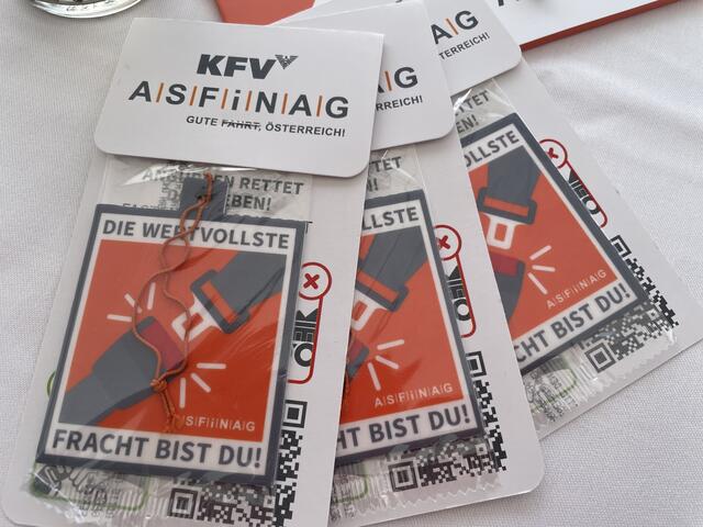 Auf dem Rastplatz wurden aktiv Duftbäume an die Brummi-Fahrer verteilt. | Foto: Alexander Paulus