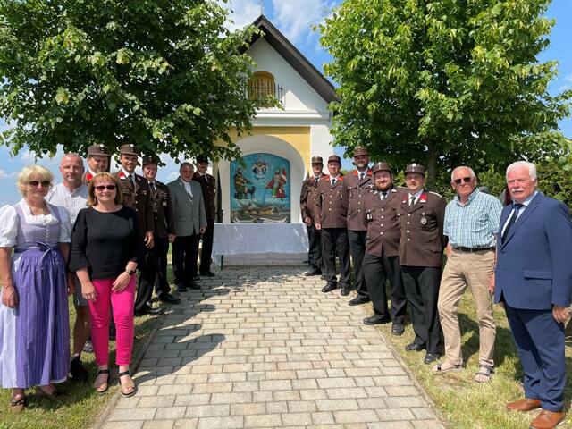 Bei der Segnung: Ortsvorsteherin Sabine Kramler, Bürgermeisterin Anette Töpfl, Gemeinderat Roland Köck, Pater Richard, Franz Köck, Franz Lintner und alle Feuerwehrkommandanten der Marktgemeinde. | Foto: Marktgemeinde Vitis