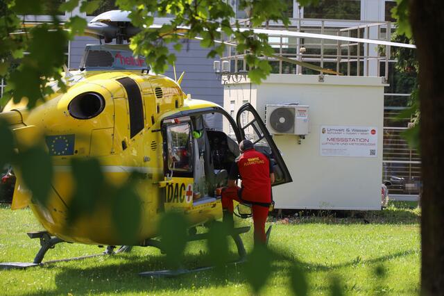 Der Notarzthubschrauber Christophorus Europa 3 musste am Gelände der Berufsschule in der Welser Pernau landen. | Foto: laumat.at