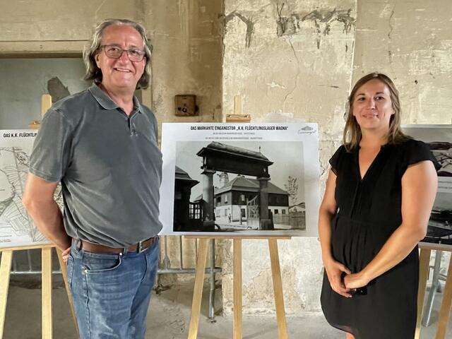 Die Mitarbeiter der Marktgemeinde Wagna, Franz Pilch und Elisabeth Klapsch, haben sich für die erste Präsentation in der Lagerbaracke sehr intensiv mit der Geschichte von Wagna beschäftigt. | Foto: Waltraud Fischer
