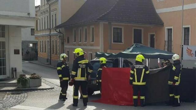 Seitens der Feuerwehr wurde die Einsatzstelle abgesichert, ein Sichtschutz errichtet und eine Beschattung mittels Faltzelt hergestellt. 