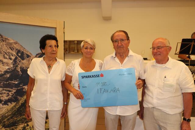 Obfrau Christine Schennach, Direktorin Martina Bombardelli, Obmann-Stellvertreter Willi Schennach und Kassier Hans Kreuzer freuen sich über die großzügige Spendensumme von 11.000 Euro für den Verein "Ärzte für Ifakara". | Foto: Elisabeth Neuner