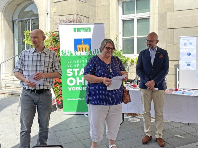 Ingrid Steinkellner (m) ist mit Herz und Seele Flüchtlingsbetreuerin.  | Foto: RMA