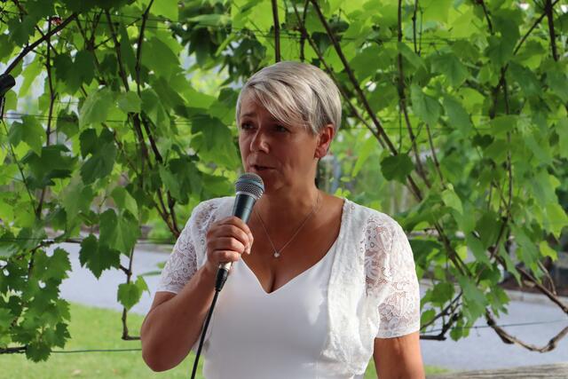 Direktorin Bombardelli hebt hervor, dass die Fete Blanche mit ihrem weißen Motto für die Hoffnung stünde. | Foto: Elisabeth Neuner